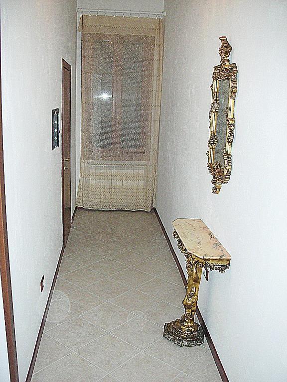 Queen House Venezia Room photo