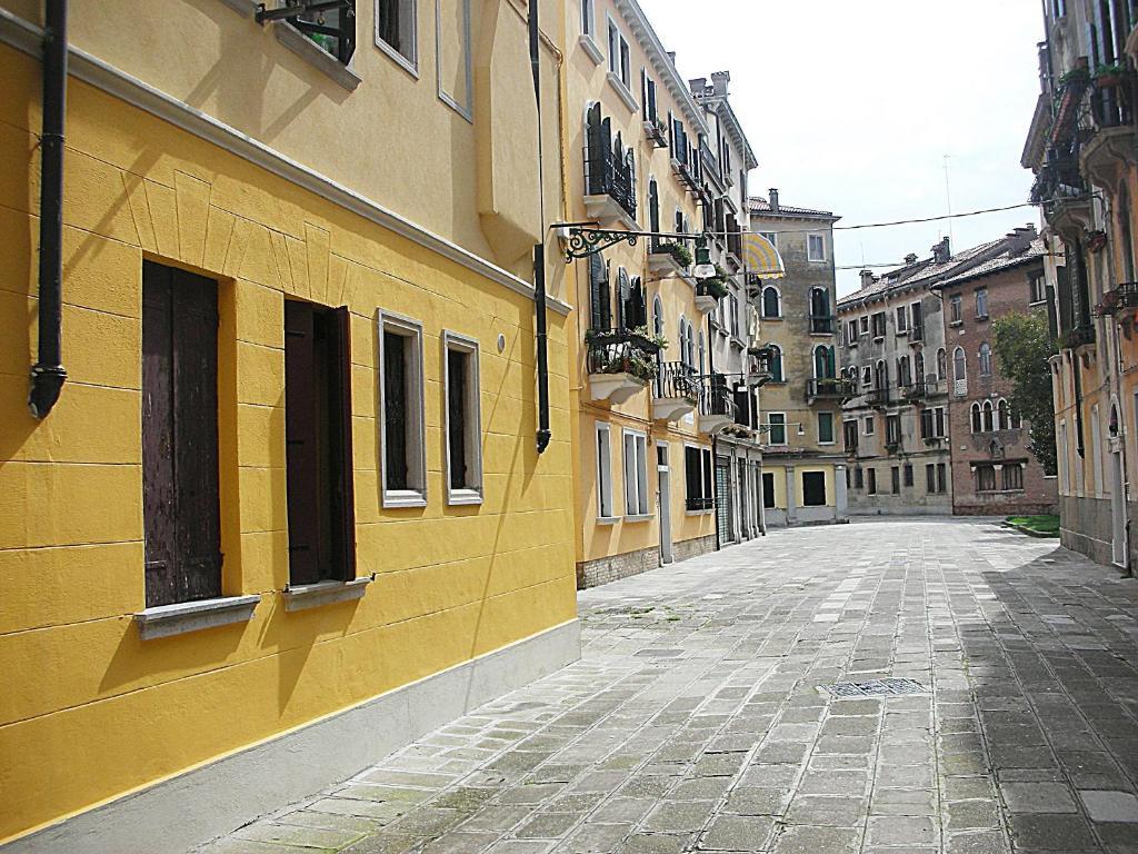 Queen House Venezia Room photo