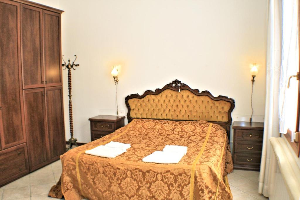 Queen House Venezia Room photo
